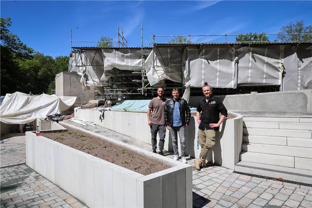 „Es muss nur noch fertig werden“: Blick auf die Robbenanlagen-Baustelle Tobias Nietsch, Johannes Zejfert und Marcel Stawinoga stehen am Aufgang zur Zuschauertribüne für die neue Robbenanlage.