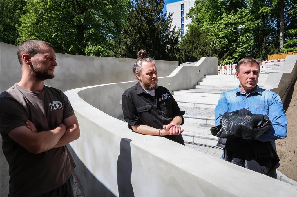 Tobias Nietsch, Zoo-Sprecher Marcel Stawinogeund Johannes Zeijfert von den Sport und Freizeitbetrieben führten über die Baustelle der Robbenanlage.