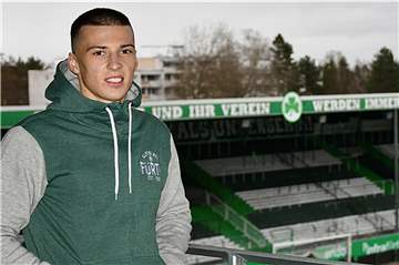 Tobias Raschl hat bei der SpVgg Greuther Fürth einen Vertrag bis 2024 unterschrieben.