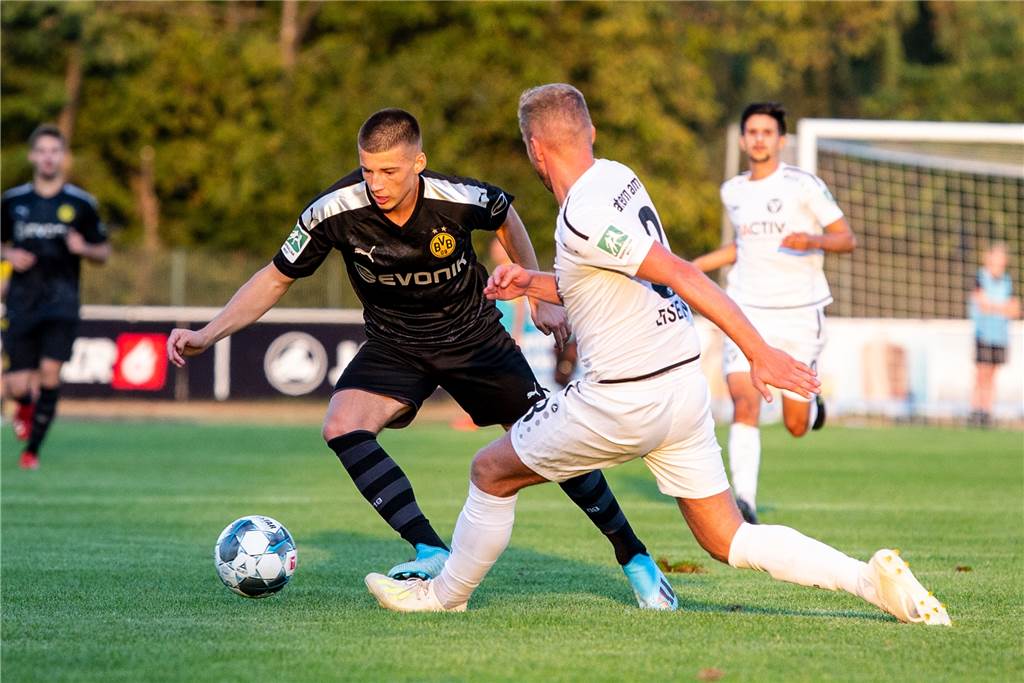 Wolf erneut nicht im BVB-Kader - Balerdi und Raschl sammeln Spielpraxis bei der U23 Tobias Raschl (l.) sammelte am Freitagabend Spielpraxis bei der U23.