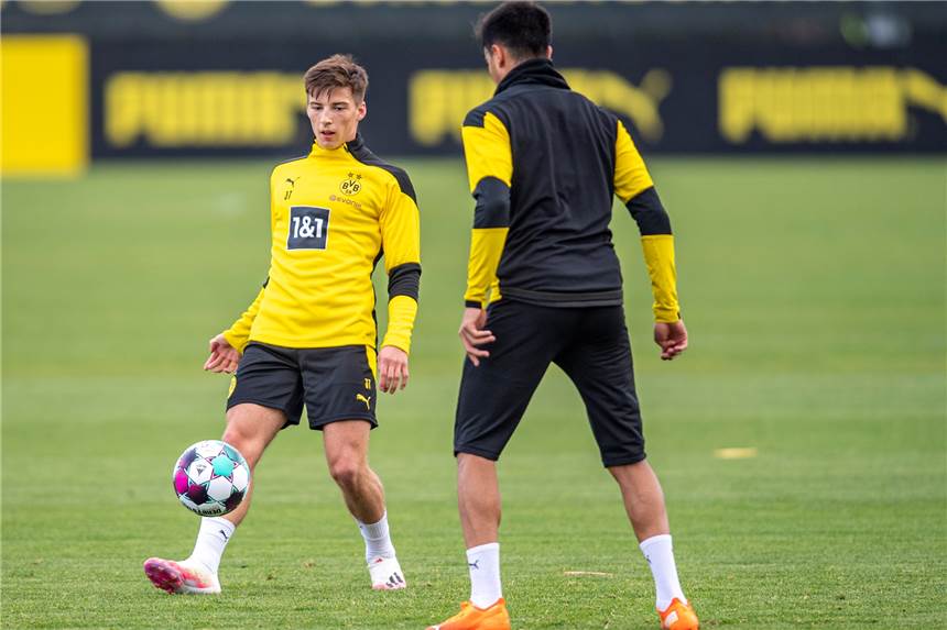BVB-Youngster Tobias Raschl: „Das sind immer besondere, geile Spiele“ Tobias Raschl (l.) und BVB-Neuzugang Reinier kämpfen um den Ball in einer Trainingseinheit.