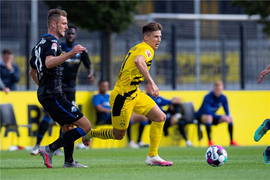 BVB-Talent Tobias Raschl bei den Profis außen vor: Wechsel im Sommer? Tobias Raschl (r.) in Aktion - aktuell spielt und trainiert er in der U23.