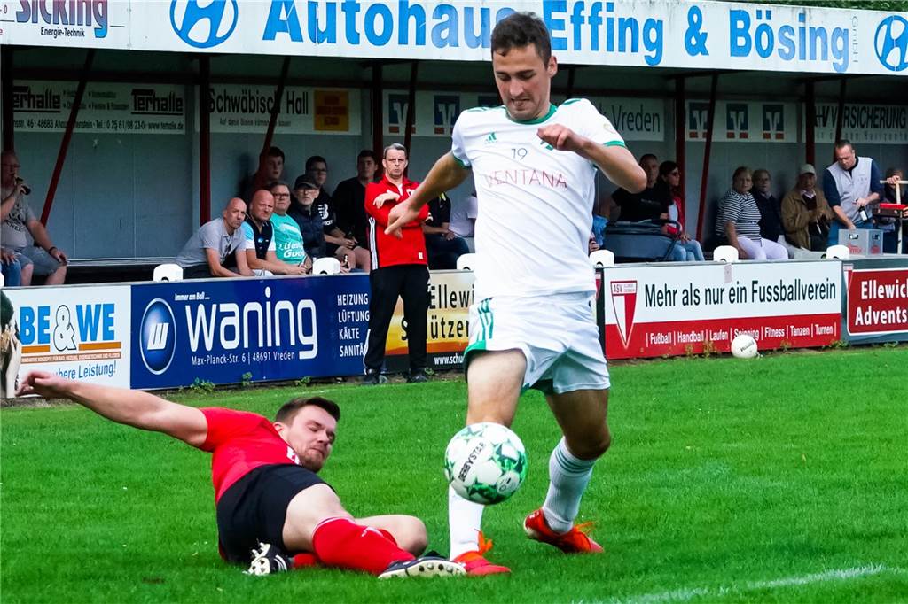Resing-Zwillinge brennen auf Kracher in Südlohn Tobias Resing im Zweikampf bei einem Auswärtsspiel in Ellewick