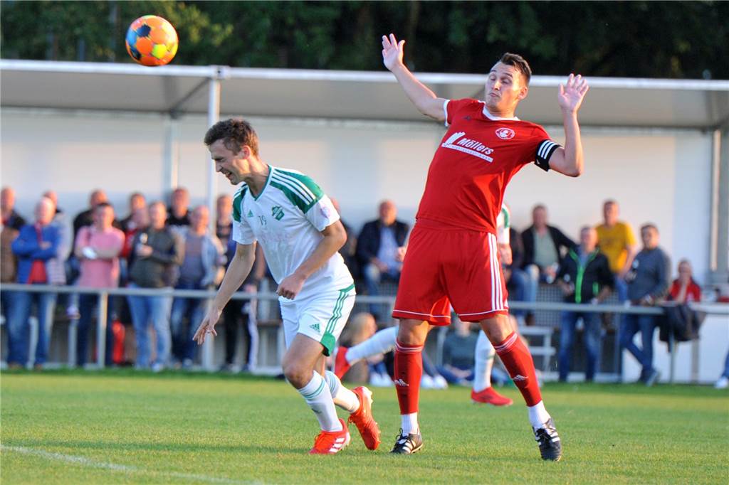 Grün-Weiß schießt sich an die Spitze: So liefen die Spiele am Donnerstag Tobias Resing (l.) gewinnt hier das Kopfballduell gegen Nienborgs Kapitän Julian Baving.