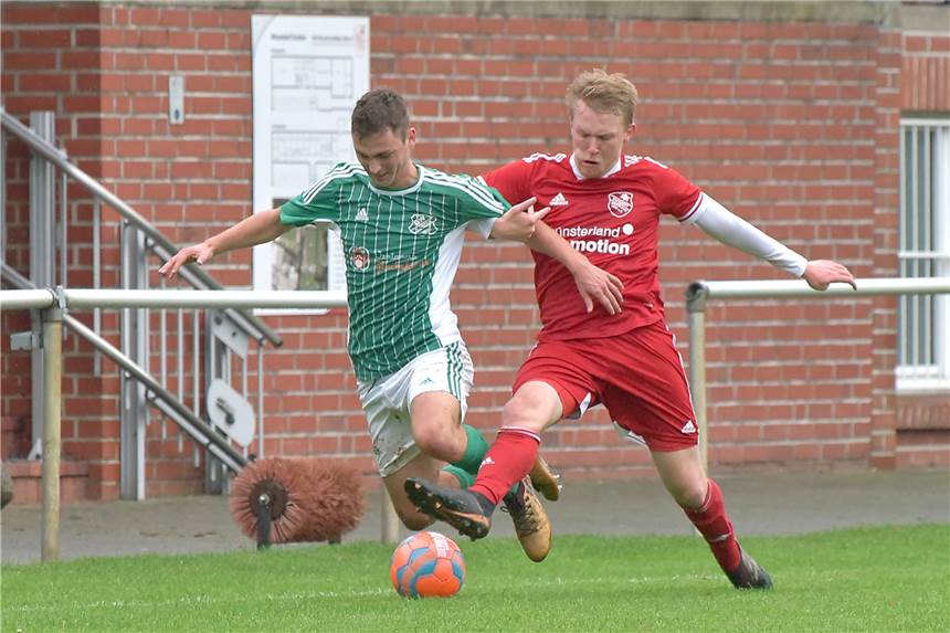 GW Lünten fährt zweiten Sieg ein Tobias Resing (l., Lünten) im Kampf um den Ball mit Christian Dücker (DJK Stadtlohn).