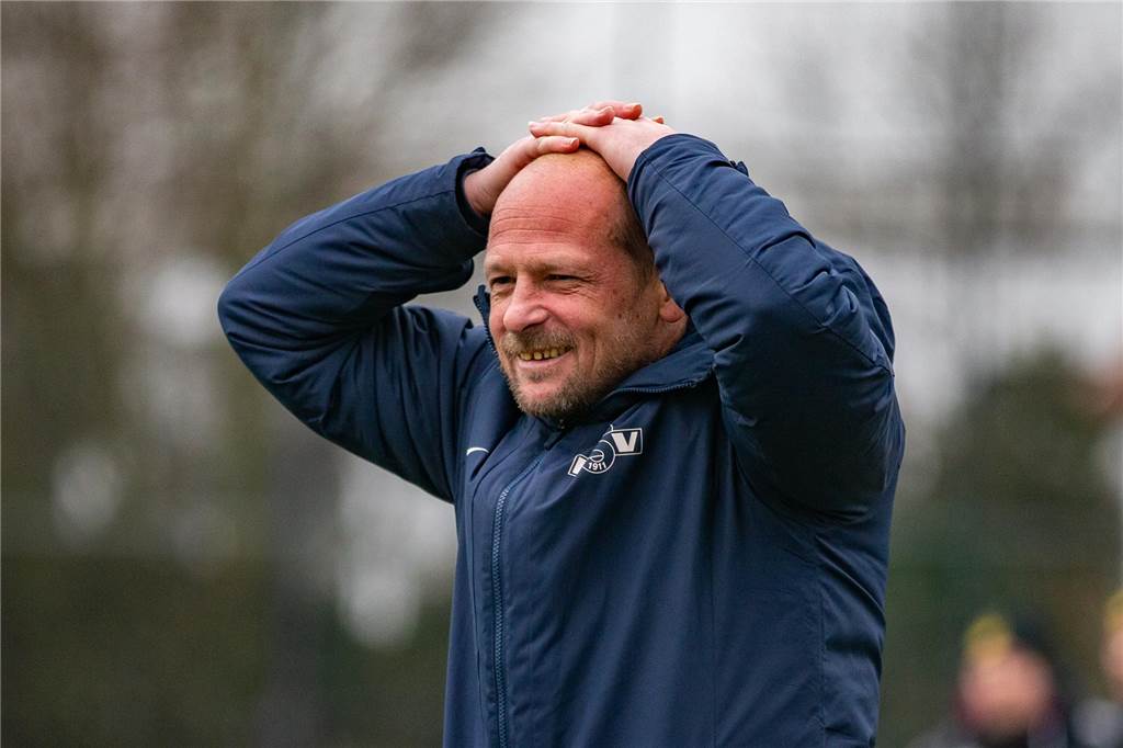 Profi-Trainer Marco Antwerpen: „Anfragen gibt es eigentlich immer“ Tobias Retzlaff schlägt die Hände auf dem Kopf und lächelt dabei.