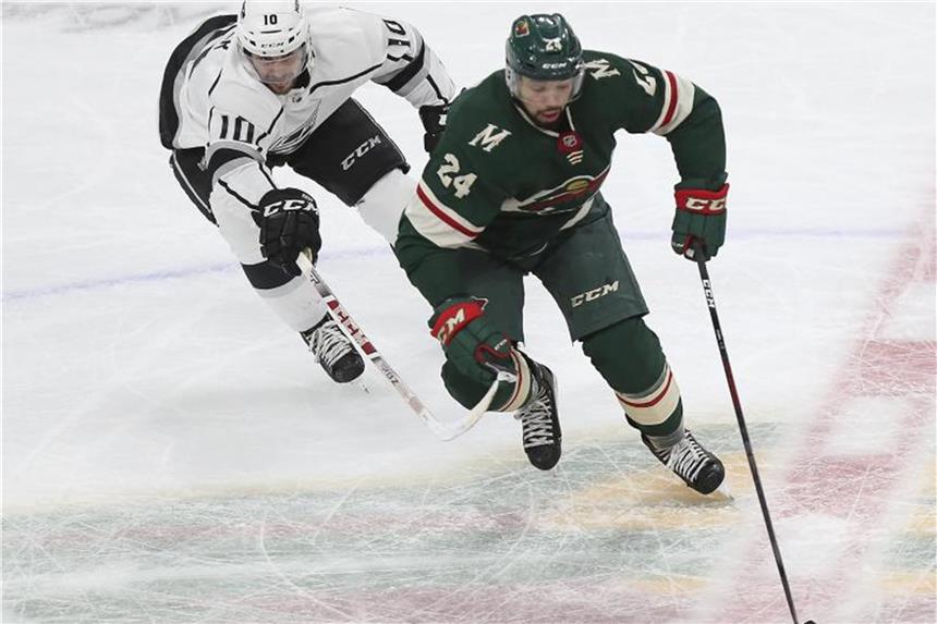 NHL: Rieder gewinnt mit Los Angeles gegen Minnesota Tobias Rieder (l) verfolgt Minnesotas Matt Dumba. Foto: Stacy Bengs/AP