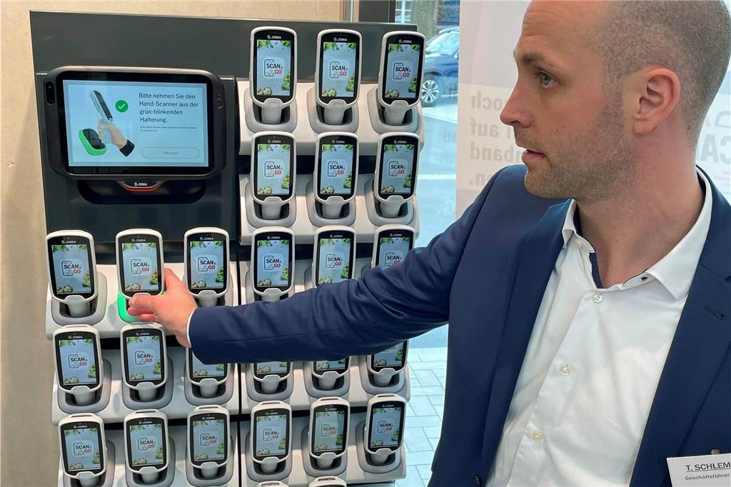 Tobias Schlemper demonstriert das Scan&Go-Verfahrenb - es sorgt dafür, dass man an der Kasse seine Einkäufe nicht mehr aufs Band legen muss.