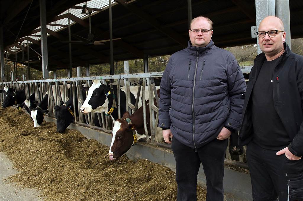 Halterner Landwirte sind sauer über Kritik in Talkshow Zwei Landwirte stehen vor einem Kuhstall.