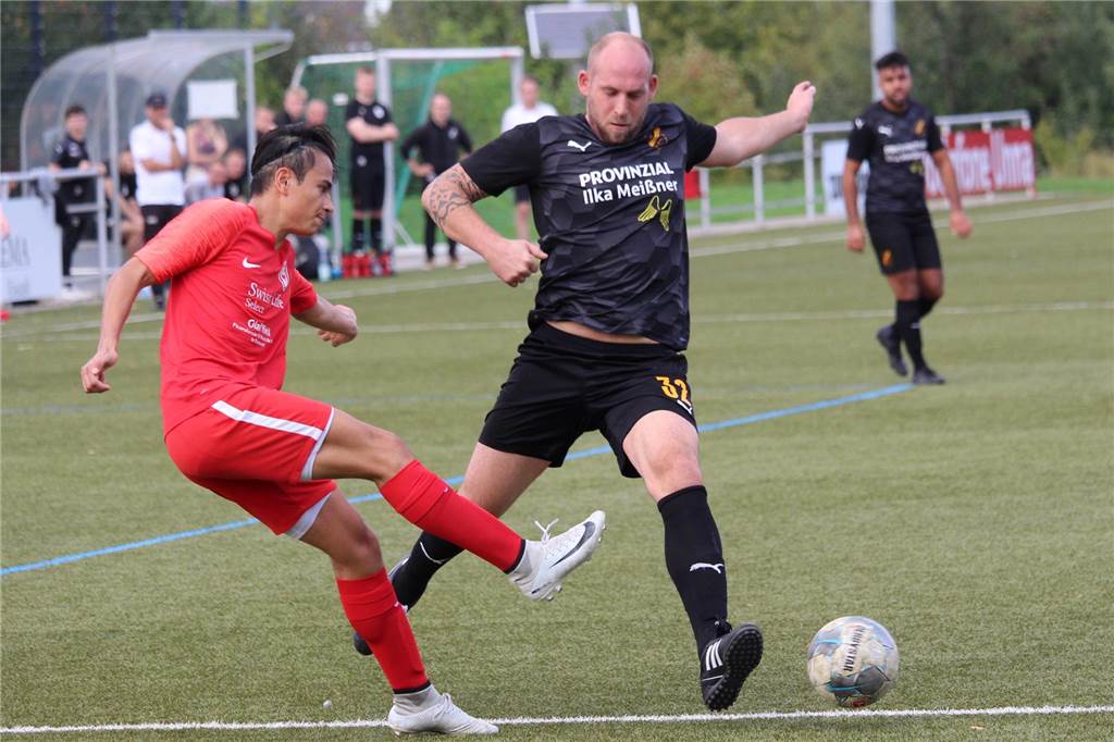 Legende beendet Karriere mit Abschiedsspiel: fast 23 Jahre beim Heimatverein Tobias Schorsch (r.) ist in der vergangenen Saison einmal zum Spieler des Spieltags gewählt worden.