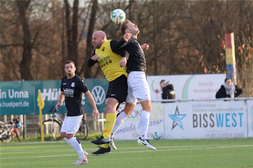 Routinier ist zurück beim SV Langschede Tobias Schorsch vom SV Langschede im Kopfballduell mit einem Gegenspieler vom SV Frömern.
