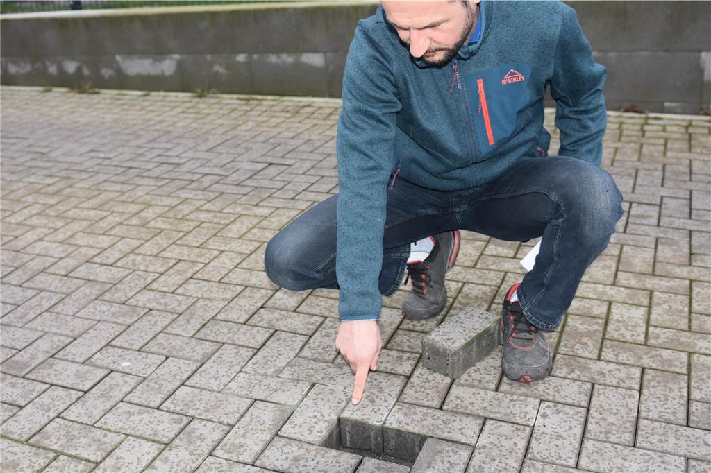 Anwohner des Melrosewegs in Sorgen: Straße in schlechtem Zustand Tobias Schumacher erläutert an einer losen Stelle die Probleme, die vermutlich für die Straßenschäden verantwortlich sind.