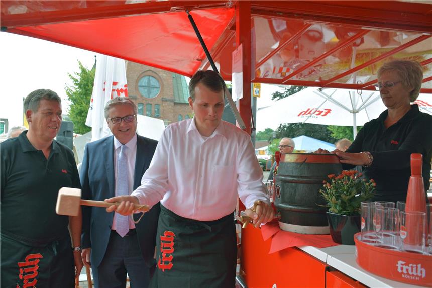 Die achte Bierbörse ist eröffnet Tobias Stockhoff bei seinem dritten Fassanstich auf der Bierbörse. Wirt Peter Abel (l.) und Ingo Hinzmann von der Vereinten Volksbank, Sponsor der ersten Stunde, sahen genau hin. Aber alles ging glatt.