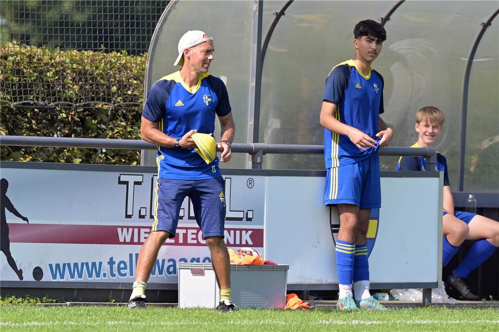 SpVgg Vreden Tobias Sumelka vor der Trainerbank im Hamalandstadion
