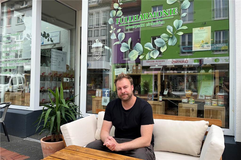 Poller-Experiment nähert sich dem Ende: Meinung zum Projekt gehen auseinander Tobias Weinmann vom Unverpacktladen "Füllharmonie" sieht den Zweck der Poller erfüllt. Trotzdem beobachtet er noch einige Autos, die sich in die untere Münsterstraße verirren.