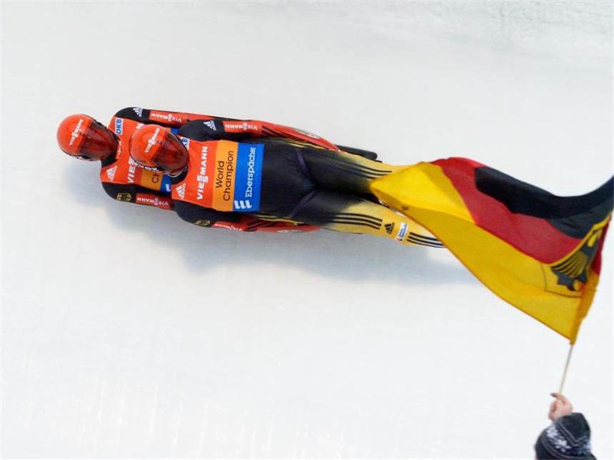 Tobias Wendl (oben) und Tobias Arlt rasen in Oberhof den Eiskanal hinab. Foto: Jens-Ulrich Koch