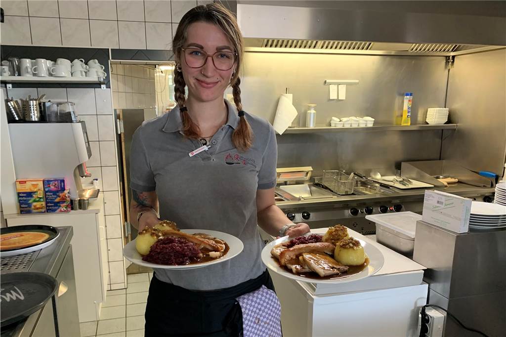 Rolf Bücker kocht jetzt in Rottmanns Roadhouse an der B58 in Deuten Beatrice Bücker serviert Schweinsbraten.