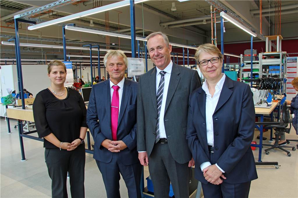 Thermo Sensor will weiter wachsen und neue Mitarbeiter einstellen Tochter Birthe Dobslaff (v.l.), Waldemar Dobslaff, Sparkassen-Chef Thomas Lohmann und Gabriela Pantring von der NRW Bank.