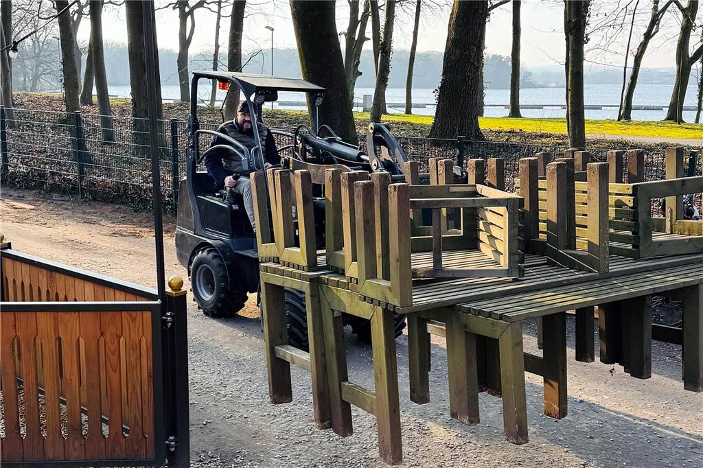 Jupps Biergarten umgekrempelt: „Machen auf, sobald die Sonne scheint“ Toddy Geldmann sitzt auf einem Radlader, mit dem er Möbel in Jupps Biergarten in Haltern transportiert.