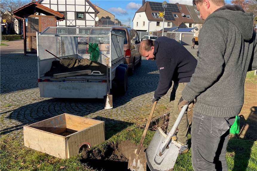 Verein „Haltern am See. Tut gut“ stellt zehn Rad-Reparaturstationen auf Toddy Geldmann (Vereinsvorsitzender) und Klaus Bilkenroth bereiten das Fundament für die Rad-Reparaturstation in Flaesheim vor. Auch Michael Benthaus war bei dieser Aktion dabei, er dokumentierte die Aktion mit diesem Foto.