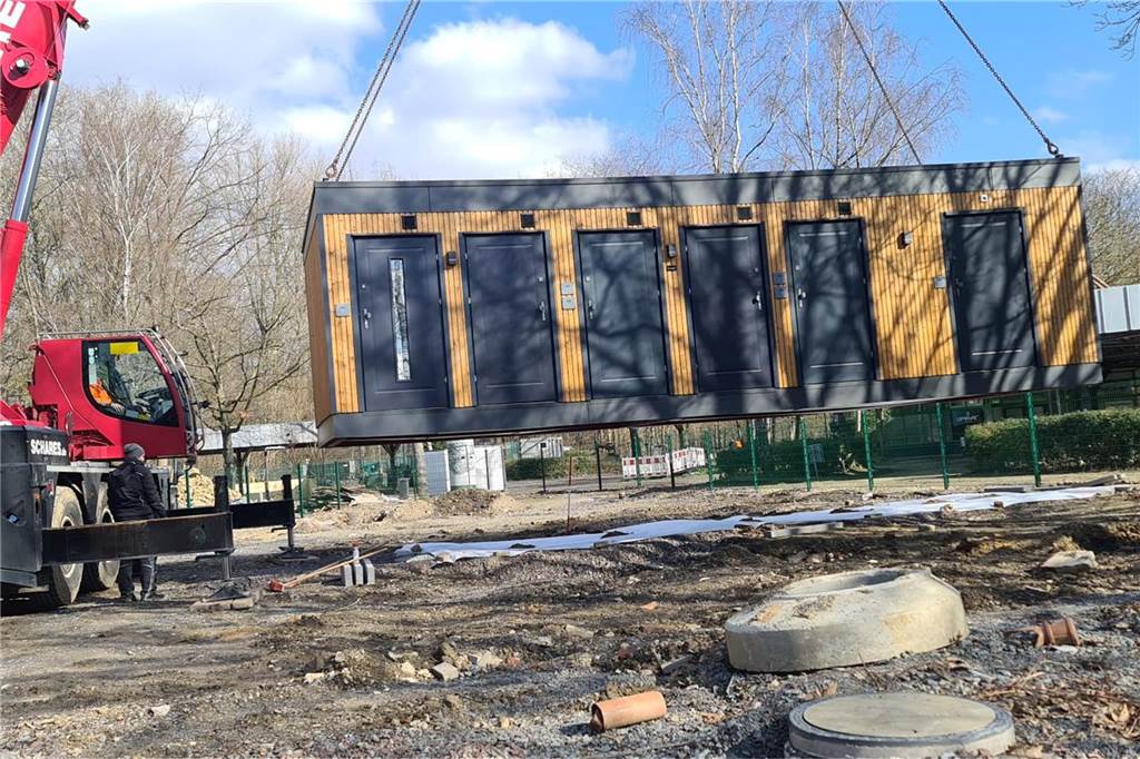 Neuer Wohnmobilplatz im Revierpark: Sanitärgebäude kommt „geflogen“ Das Sanitärmodul für den Revierpark Wischlingen hängt am Haken eines Krans