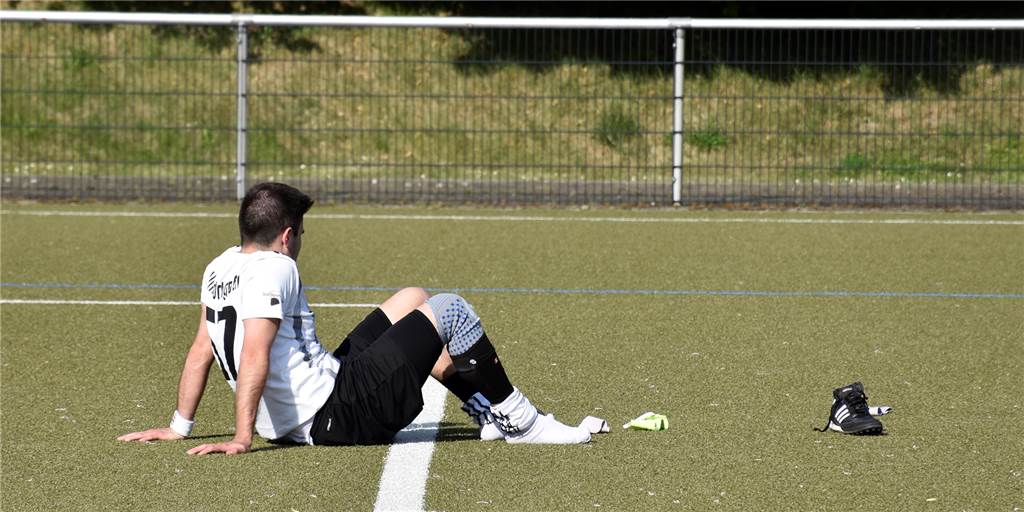 Bittere Tränen bei Weddinghofen-Urgestein Tolga Civak: „So eine lustlose Mannschaft“ Tolga Civak, Kapitän des VfK Weddinghofen, sitzt nach dem Relegationsspiel Mutter Seelen alleine auf dem Platz und ringt um Fassung nach der 2:9-Niederlage gegen GS Cappenberg.