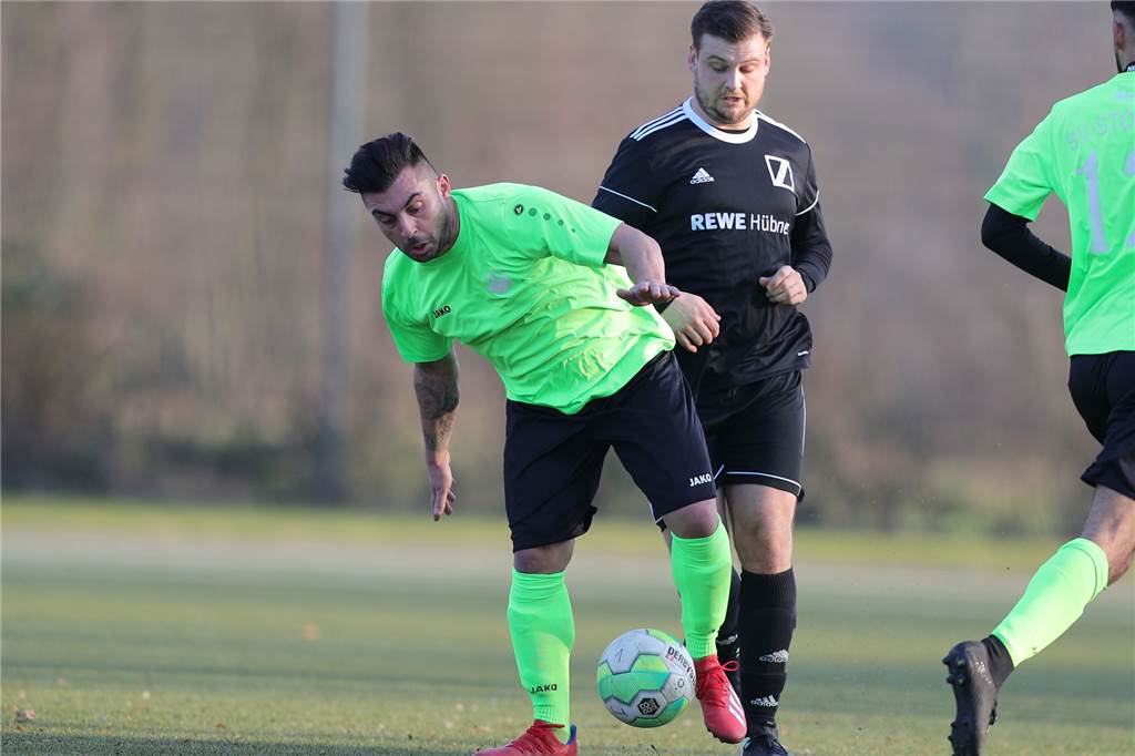 Wegen Corona: So richtig glaubt niemand, dass die Saison nochmal weitergeht Tolga Köroglu (l.) hofft, dass der SV Stockum im Falle eines Abbruchs nicht direkt absteigen würde.