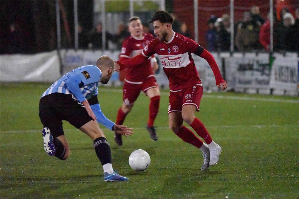 Bewegende Szenen: SV Schermbeck gibt Bilal Özkara einen gebührenden Abschied Tolga Özdemir im Dribbling