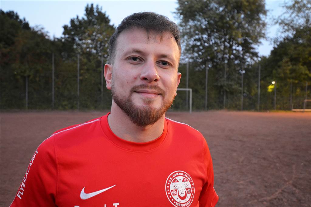 Das Spiel ist aus: Stadt stellt Fußball an der Dörwerstraße ins Abseits Tolga Porsuk ist der sportliche Leiter beim Mengeder Fußballverein Osmalisport.