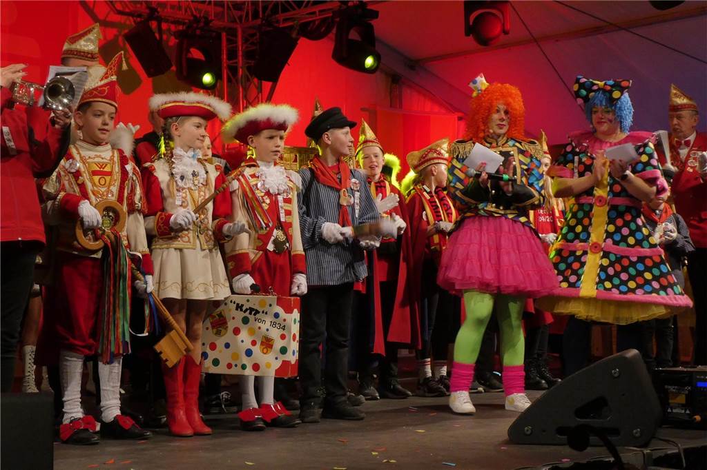 Tolle Kostüme und gute Laune beim KInderkarneval in Olfener Festzelt am Rosenmontag