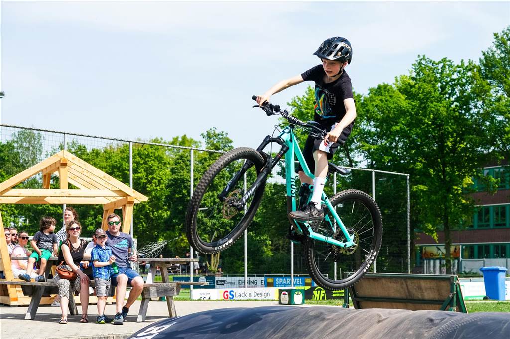 Tolle Sprünge zeigten die Mountainbikefahrer, aber auch für alle anderen gab es ein tolles Programm.