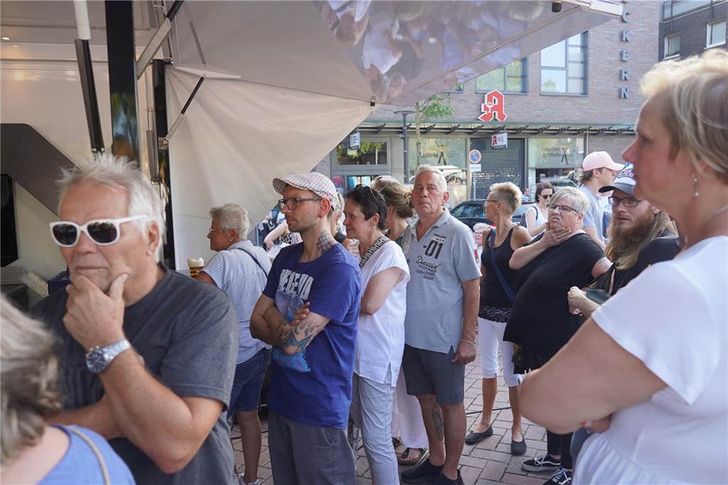 Tolle Stimmung herrschte bei der Premiere von "Ickern rockt" im Rahmen des Stadtteilfestes "Ickern Feste Feiern 2024" am Samstag (24.8.). 1500 Besucher erlebten nachmittags zwei Shows mit Ausschnitten aus dem Musical "Radio Ruhrpott" und am Abend Coverrock.