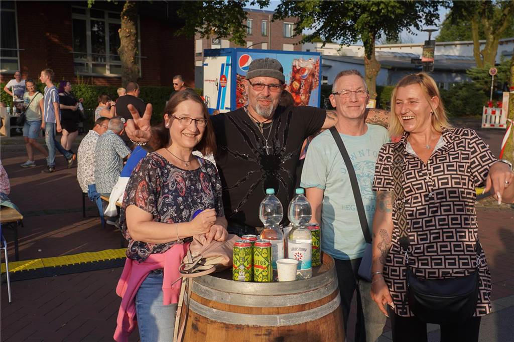 Tolle Stimmung herrschte bei der Premiere von "Ickern rockt" im Rahmen des Stadtteilfestes "Ickern Feste Feiern 2024" am Samstag (24.8.). 1500 Besucher erlebten nachmittags zwei Shows mit Ausschnitten aus dem Musical "Radio Ruhrpott" und am Abend Coverrock.