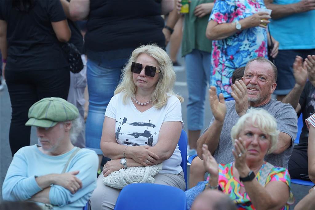 Tolle Stimmung herrschte bei der Premiere von "Ickern rockt" im Rahmen des Stadtteilfestes "Ickern Feste Feiern 2024" am Samstag (24.8.). 1500 Besucher erlebten nachmittags zwei Shows mit Ausschnitten aus dem Musical "Radio Ruhrpott" und am Abend Coverrock.