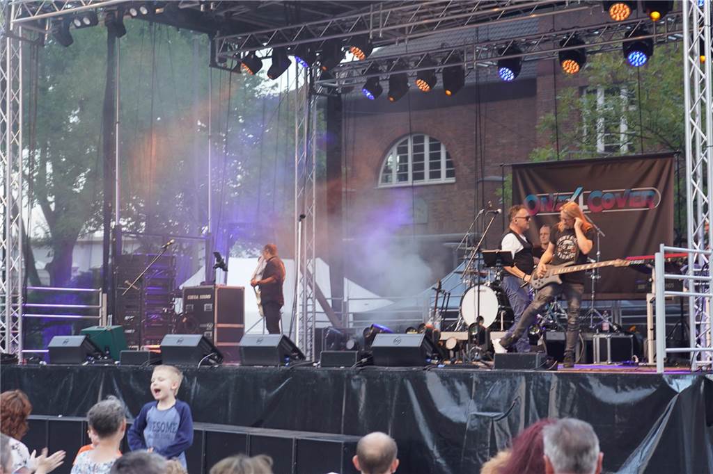 Tolle Stimmung herrschte bei der Premiere von "Ickern rockt" im Rahmen des Stadtteilfestes "Ickern Feste Feiern 2024" am Samstag (24.8.). 1500 Besucher erlebten nachmittags zwei Shows mit Ausschnitten aus dem Musical "Radio Ruhrpott" und am Abend Coverrock.