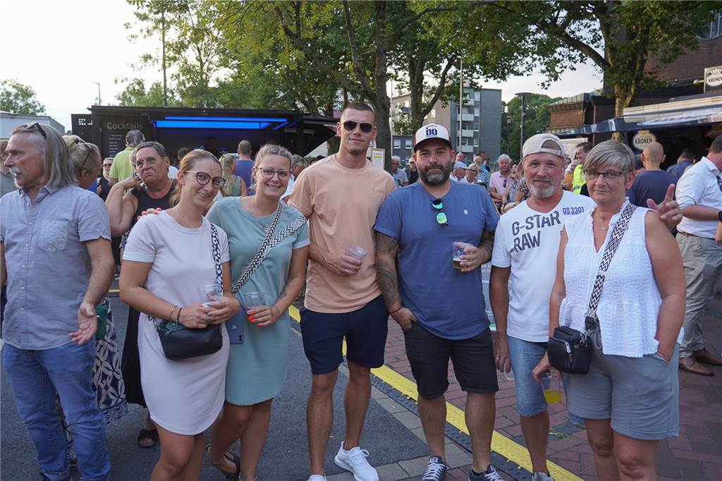 Tolle Stimmung herrschte bei der Premiere von "Ickern rockt" im Rahmen des Stadtteilfestes "Ickern Feste Feiern 2024" am Samstag (24.8.). 1500 Besucher erlebten nachmittags zwei Shows mit Ausschnitten aus dem Musical "Radio Ruhrpott" und am Abend Coverrock.