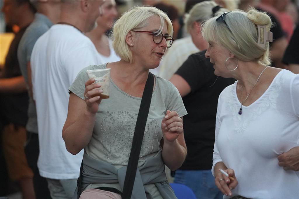 Tolle Stimmung herrschte bei der Premiere von "Ickern rockt" im Rahmen des Stadtteilfestes "Ickern Feste Feiern 2024" am Samstag (24.8.). 1500 Besucher erlebten nachmittags zwei Shows mit Ausschnitten aus dem Musical "Radio Ruhrpott" und am Abend Coverrock.