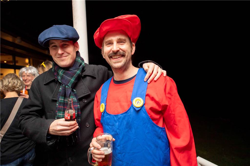 Tolle Stimmung in der vollen Kajüte am Donnerstagabend (27. Februar 2025) ; Ausgelassene Feierlaune an Weiberfastnacht!. Die Kajüte war bis auf den letzten Platz gefüllt, die Stimmung grandios-ein gelungener Auftrakt in für den Karneval.