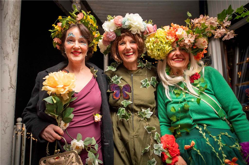 Tolle Stimmung in der vollen Kajüte am Donnerstagabend (27. Februar 2025) ; Ausgelassene Feierlaune an Weiberfastnacht!. Die Kajüte war bis auf den letzten Platz gefüllt, die Stimmung grandios-ein gelungener Auftrakt in für den Karneval.