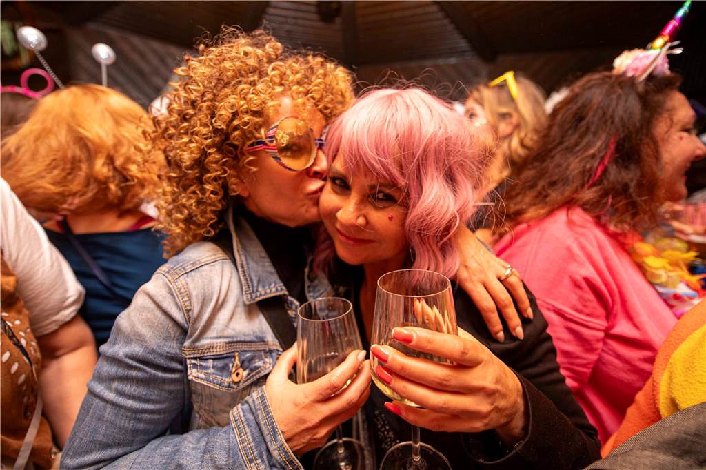 Tolle Stimmung in der vollen Kajüte am Donnerstagabend (27. Februar 2025) ; Ausgelassene Feierlaune an Weiberfastnacht!. Die Kajüte war bis auf den letzten Platz gefüllt, die Stimmung grandios-ein gelungener Auftrakt in für den Karneval.