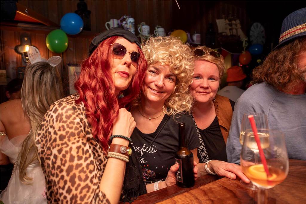 Tolle Stimmung in der vollen Kajüte am Donnerstagabend (27. Februar 2025) ; Ausgelassene Feierlaune an Weiberfastnacht!. Die Kajüte war bis auf den letzten Platz gefüllt, die Stimmung grandios-ein gelungener Auftrakt in für den Karneval.