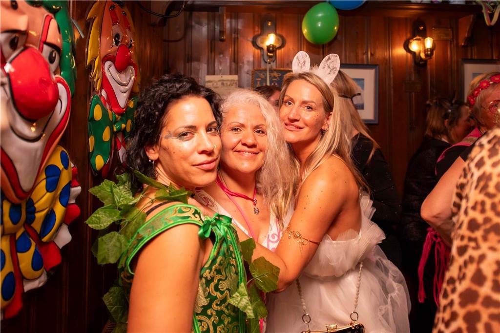 Tolle Stimmung in der vollen Kajüte am Donnerstagabend (27. Februar 2025) ; Ausgelassene Feierlaune an Weiberfastnacht!. Die Kajüte war bis auf den letzten Platz gefüllt, die Stimmung grandios-ein gelungener Auftrakt in für den Karneval.