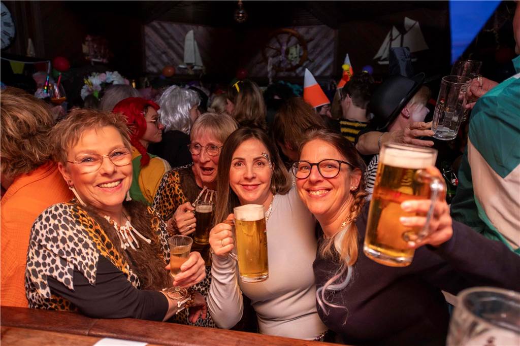 Tolle Stimmung in der vollen Kajüte am Donnerstagabend (27. Februar 2025) ; Ausgelassene Feierlaune an Weiberfastnacht!. Die Kajüte war bis auf den letzten Platz gefüllt, die Stimmung grandios-ein gelungener Auftrakt in für den Karneval.
