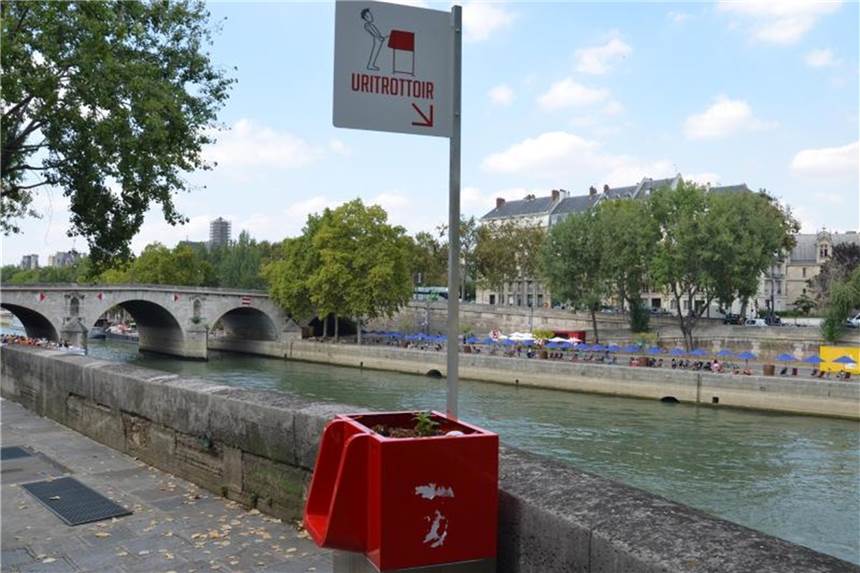 Ärger um Pariser Freiluft-Urinal Toller Blick bei der Erleichterung. Foto: Sebastian Kunigkeit