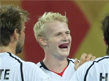 Tom Grambusch (M) hat im Spiel gegen Irland den Treffer zur 1:0-Führung für Deutschland erzielt. Foto: Friso Gentsch