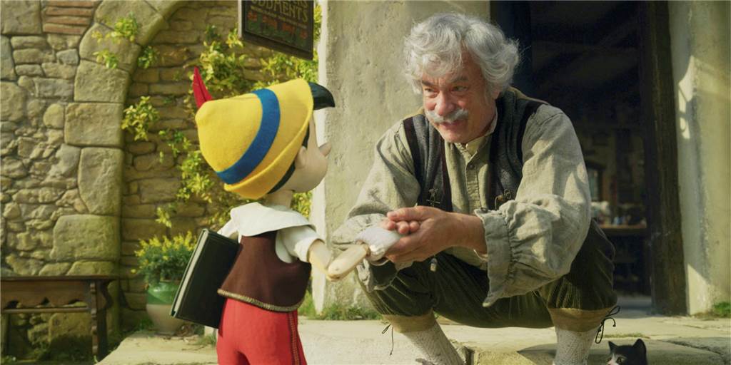 „Pinocchio“: Schritt vom Zeichentrick zum Realfilm gelingt bedingt Tom Hanks spielt den Holzschnitzer Gepetto, der seine Pinocchio-Puppe erst ins Leben wünschte.