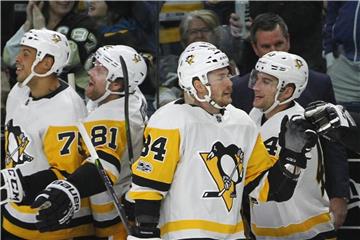 Tom Kühnhackl (3.v.l) kassierte mit den Penguins eine 3:4-Niederlage gegen die New Jersey Devils. Foto: Jeffrey T. Barnes