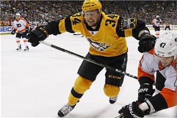 Tom Kühnhackl (l) feierte mit Pittsburgh einen Auswärtssieg in Washington. Foto: Gene J. Puskar