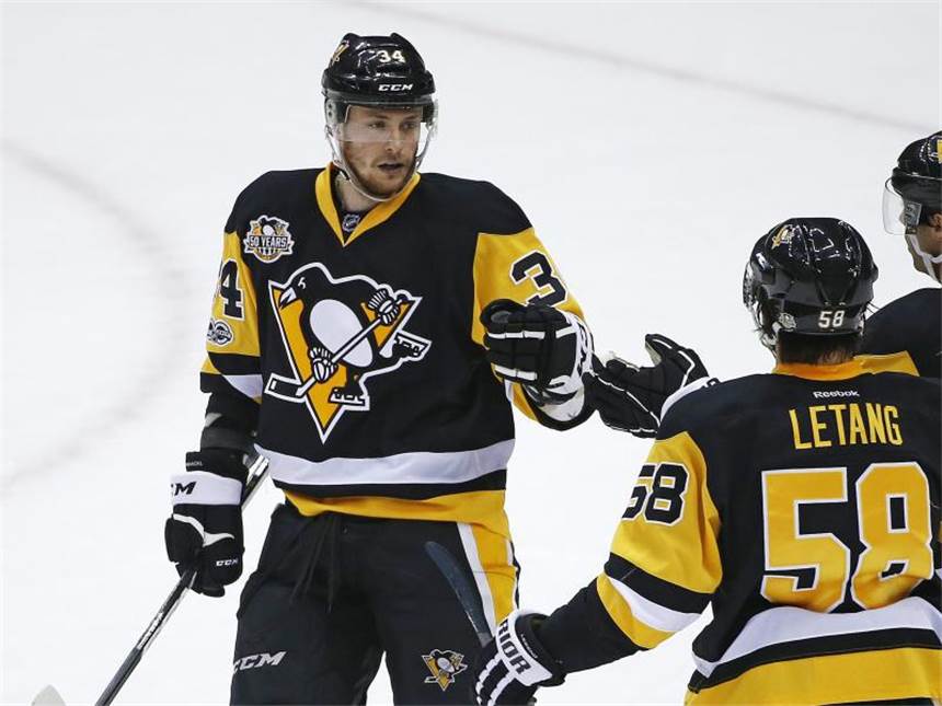 Kühnhackl gewinnt deutsches NHL-Duell gegen Draisaitl Tom Kühnhackl (l) jubelt mit seinen Teamkollegen über einen Treffer für die Pittsburgh Penguins. Foto: Gene J. Puskar