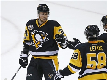 Tom Kühnhackl (l) jubelt mit seinen Teamkollegen über einen Treffer für die Pittsburgh Penguins. Foto: Gene J. Puskar